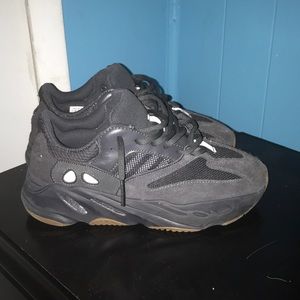 Yeezy 700 utility black